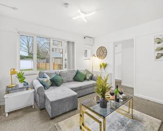 Newly Launched Classy 2 Bed Property Chelmsford - Chelmsford - Living room