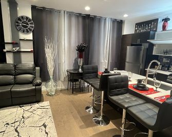 Mr. Whips Family Fun House 3,000 Sq Ft Game unit with arcade room and rear yard - Philadelphia - Camera da letto