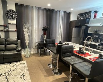 Mr. Whips Family Fun House 3,000 Sq Ft Game unit with arcade room and rear yard - Philadelphia - Schlafzimmer