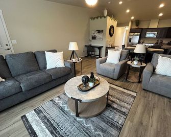 Classy and Cozy Brand New Townhouse! - Lewiston - Wohnzimmer