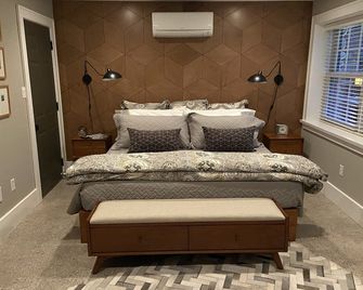 Suite nestled in a garden beside a 13 acre park in the heart of the city. - Londen (Canada) - Slaapkamer