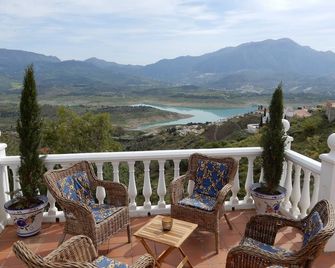 A Family Villa with private pool and large terraces overlooking Lake Vinuela - Los Romanes - Balcón