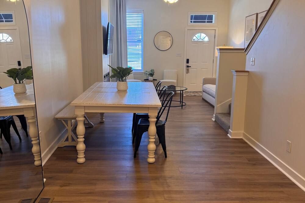 Spacious 4BR Soulard Townhouse near Downtown - St. Louis - Essbereich