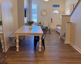 Spacious 4BR Soulard Townhouse near Downtown - Saint Louis - Salle à manger