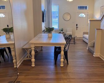 Spacious 4BR Soulard Townhouse near Downtown - St. Louis - Essbereich