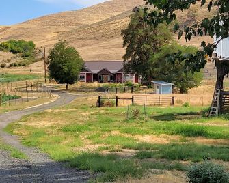 8 Mile Farm Bed & Breakfast - The Dalles - Vista del exterior