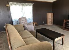 Comfortable Family Hunting Lodge - Alpena - Living room