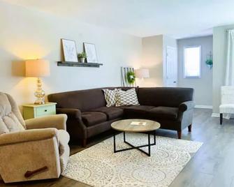 Peaceful Home w/ private backyard - Crystal Lake - Living room