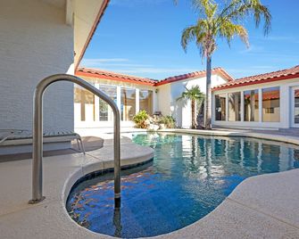 3 Bedroom 2 bath home in Wickenburg AZ with horse facilities and pool. - Wickenburg - Pool