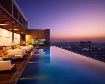 Novotel New Delhi City Centre - New Delhi - Pool