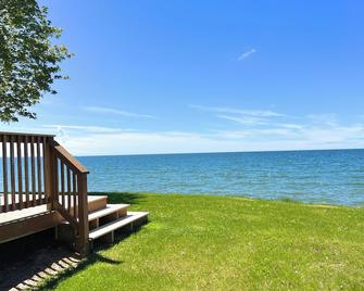 Cozy Lake Ontario Waterfront Breathtaking Views! - Pulaski - Outdoors view