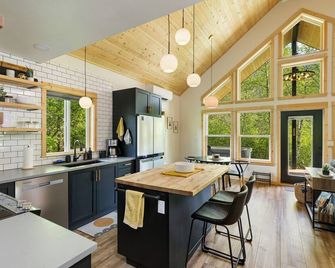 Cozy cabin retreat w/hot tub less than 5 mi to Mt Rainier NP - Ashford - Kuchyň