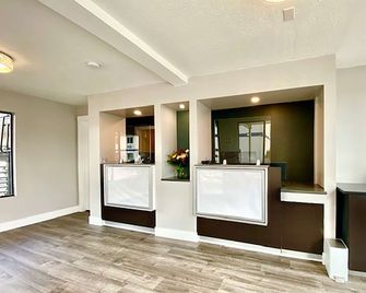 Travelodge Inn & Suites by Wyndham Missoula University Park - Missoula - Front desk