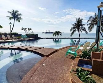 Ehsan Seaview Hotel Port Dickson - Port Dickson - Pool