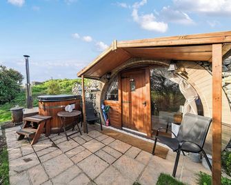 Cosy Escape Heated Luxury pod and hot tub - Sheerness - Patio