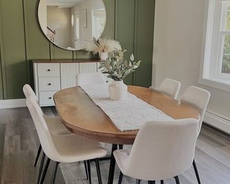 Charming 3-bedroom house with fenced in dog yard and playground and hottube - Honey Brook - Dining room