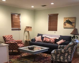 Historic Downtown Stuart Cottage - Stuart - Living room