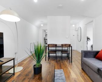 Pinewood Studios, Iver Slough Heathrow 1 & 2 Bedroom Apartments with Parking by Arista Living - Iver - Phòng khách