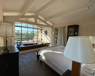 Magnificent Provencal villa of 300 m2 air-conditioned with large south-facing swimming pool - Aurons - Habitación