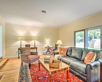 Wayne Home w/ Spacious Yard ~ 20 Mi to Philly! - Wayne - Living room
