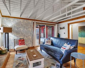 Grandview Getaway-Lake Access-Firepit-Loft - Westerose - Living room