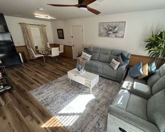 Family Home 5 min from Ft Rucker - Ozark - Living room