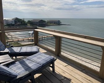 Beachfront Beauty on Northern Pond - Ocracoke - Balcón