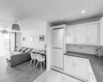 Two Bedrooms Apartment By Vesta Serviced Accommodation & Short Lets Hatfield With Free Wifi - Hatfield - Living room