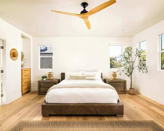 Contemporary Indoor Outdoor Living Walk to Beach - Encinitas - Bedroom