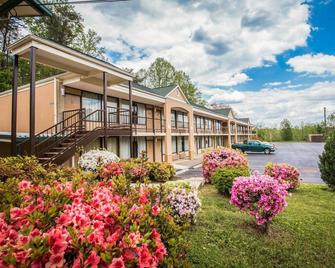 Econo Lodge Inn & Suites - Pilot Mountain - Edificio