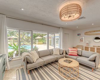 Newly Renovated Beach House W Heated Pool, 4 Br, 3 Ba - Fort Lauderdale - Olohuone