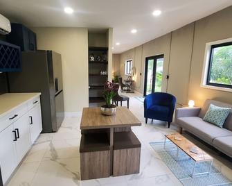 Stylish cozy modern open concept guest house - Florida City - Living room