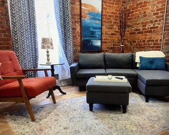 Brickhouse Loft - a boutique hotel - Martinsville - Living room
