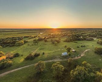 The Country Cottage w/ Beautiful Views-5 mi. from historic downtown - Smithville - Outdoors view
