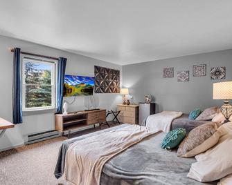 Timberline Lodge - Downtown Ellicottville - Room 201 - Ellicottville - Bedroom