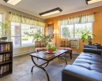 Bon Voyage Inn - Prince George - Living room