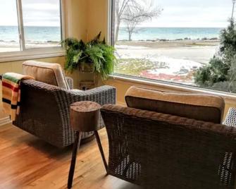 Sunrise And Bayview With Snow Shoes, Watercrafts , Bikes - Meaford - Living room