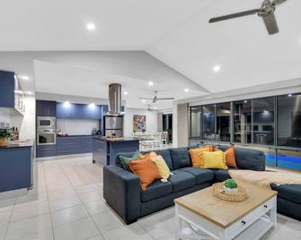 Trinity Beach Oasis - Poolside Retreat and Serenity - Trinity Beach - Huiskamer