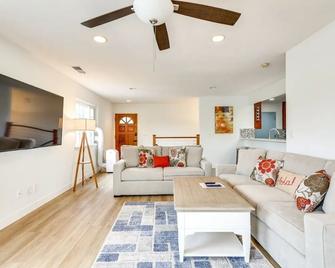 Modern Home 5min to DelMar Beach - Solana Beach - Living room