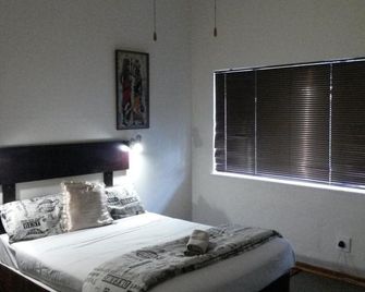 Boer And Brit Self Catering Guest House - Ladysmith - Bedroom