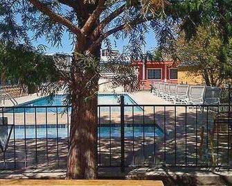 Wayfarer Inn Woodward - Woodward - Piscina