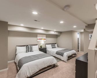 Beautiful 3br 2ba House with cozy backyard by CozySuites - Alexandria - Bedroom