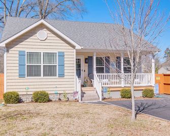 1 Mi to Colonial Beach Boardwalk: Home w/ Fire Pit - Colonial Beach - Building