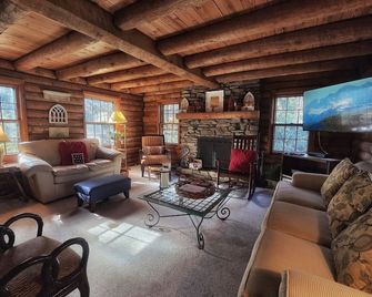 The Ark- Unwind with Mountain Views | Modern Cabin Amenities - Lake Junaluska - Living room