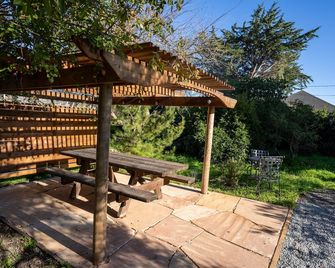 Iconic Mushroom House. Ocean Views, Walk to Beach and Sauna! - Bolinas - Patio