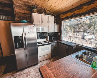 The Homesteader Retreat - Monticello - Kitchen