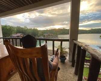 Yollys Lake House Caliraya - Cavinti - Balcony