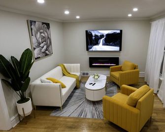 Quiet, Relaxing and Modern Utica House - Utica - Obývací pokoj