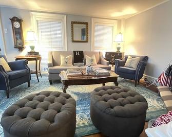 2 Bedroom Cottage with central AC, blocks to Albany St. , Caz college and Lake! - Cazenovia - Living room