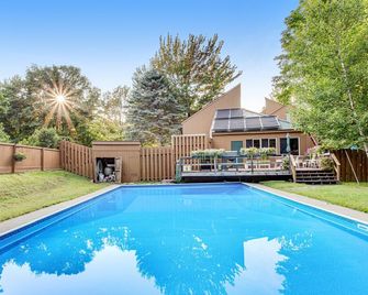 Cozy open-concept condo, close to ski resorts, balcony, pool, tennis, sauna - Fayston - Piscina